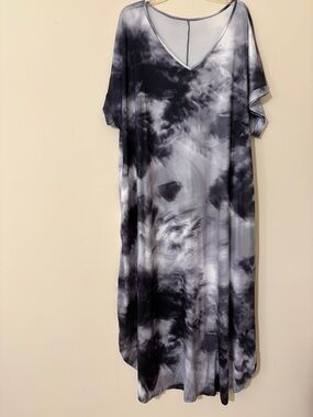 Tie-Dye V-Neck Maxi Dress in Black & White